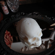 Load image into Gallery viewer, Half-skull Candle