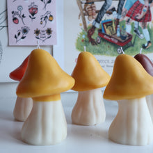 Load image into Gallery viewer, Retro Mushroom Candle