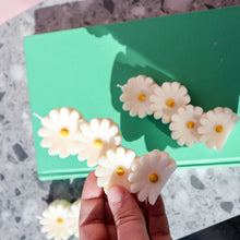 Load image into Gallery viewer, Flower Candle / Daisy Pillar Soy Wax Candle